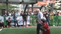 Le maire de Londres met presque KO un enfant de 10 ans pendant un match de Street Rugby