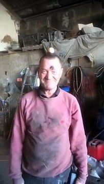 Tenir un oeuf en équilibre sur sa tête : blague énorme!