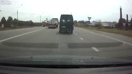 Kamyon şoförü duramayınca 6 kişiyi ezdi. - Funny Video - video Droles