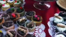 Spor salonu önünde kek ve pasta yediren şakacı - Funny Video - video Droles