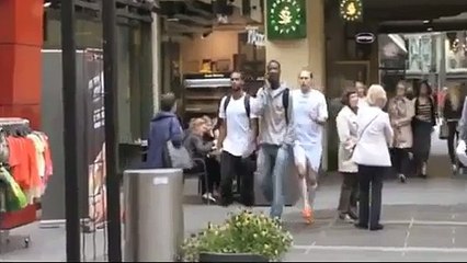 Suarezi taklit ederek sokakya insanları ısıran adam - Funny Video - video Droles