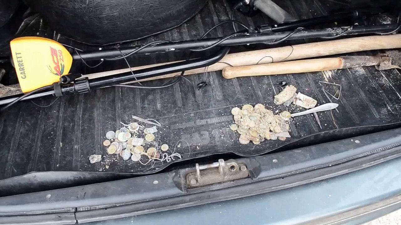 поиск золота на пляже (search for gold on the beach)