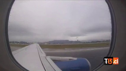 Le réacteur d'un avion se décompose au décollage !