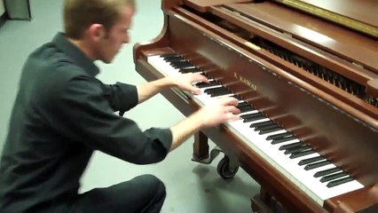 Artista suona il pianoforte al contrario