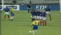 One of the best Football Free Kick ever scored... Roberto Carlos!!