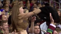 Une fan de Hockey se déshabille dans les tribunes...