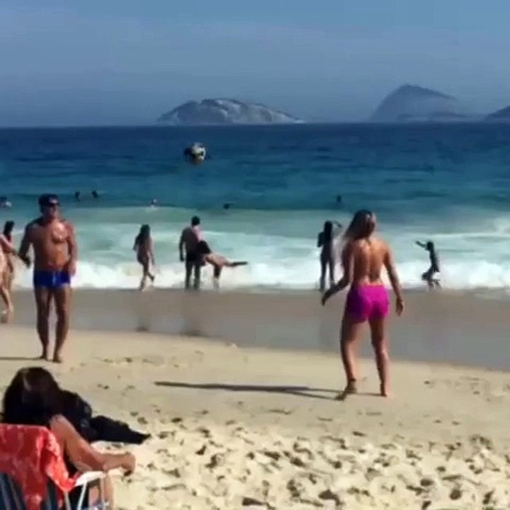 Carol Portaluppi joga futevôlei na praia com Renato Gaúcho
