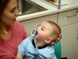 Annesinin sesini ilk kez duyan işitme engelli çocuk, herkesi ağlattı!