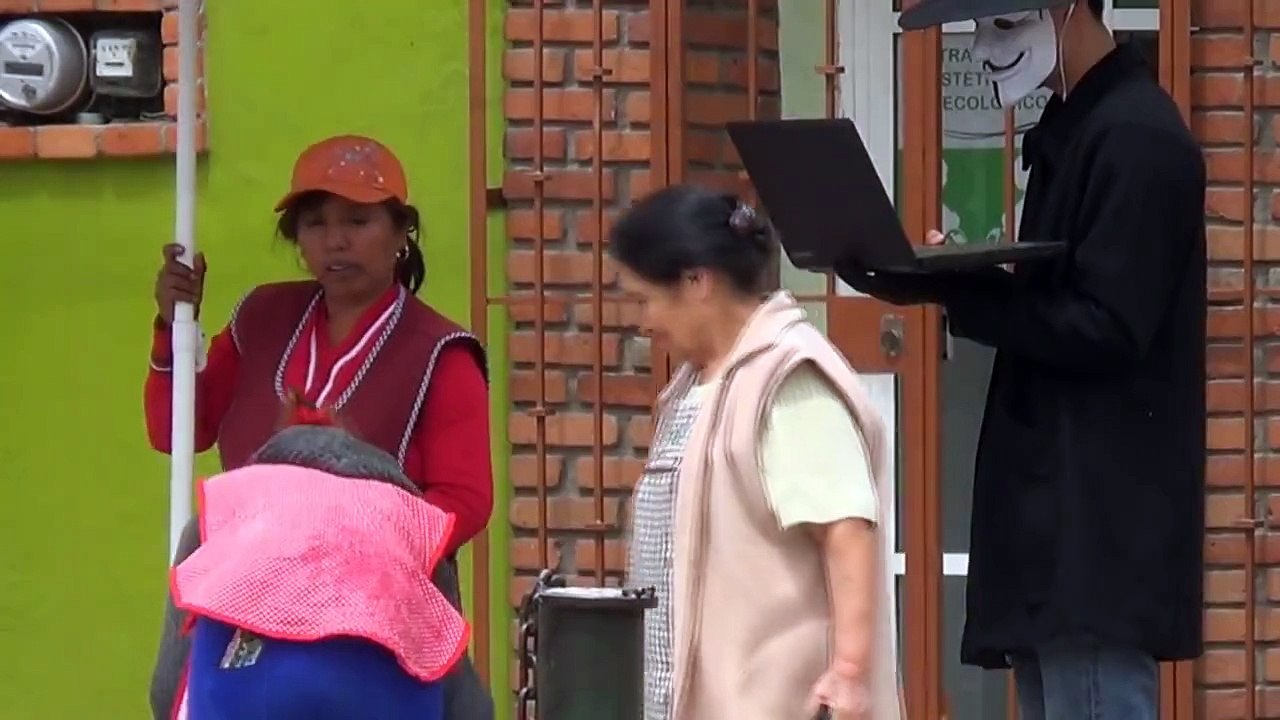 Viendo porno en publico | bromas pesadas en la calle | bromas de risa | Videos de risa | P