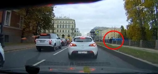 Sürücü tartıştığı yayayı kanala attı