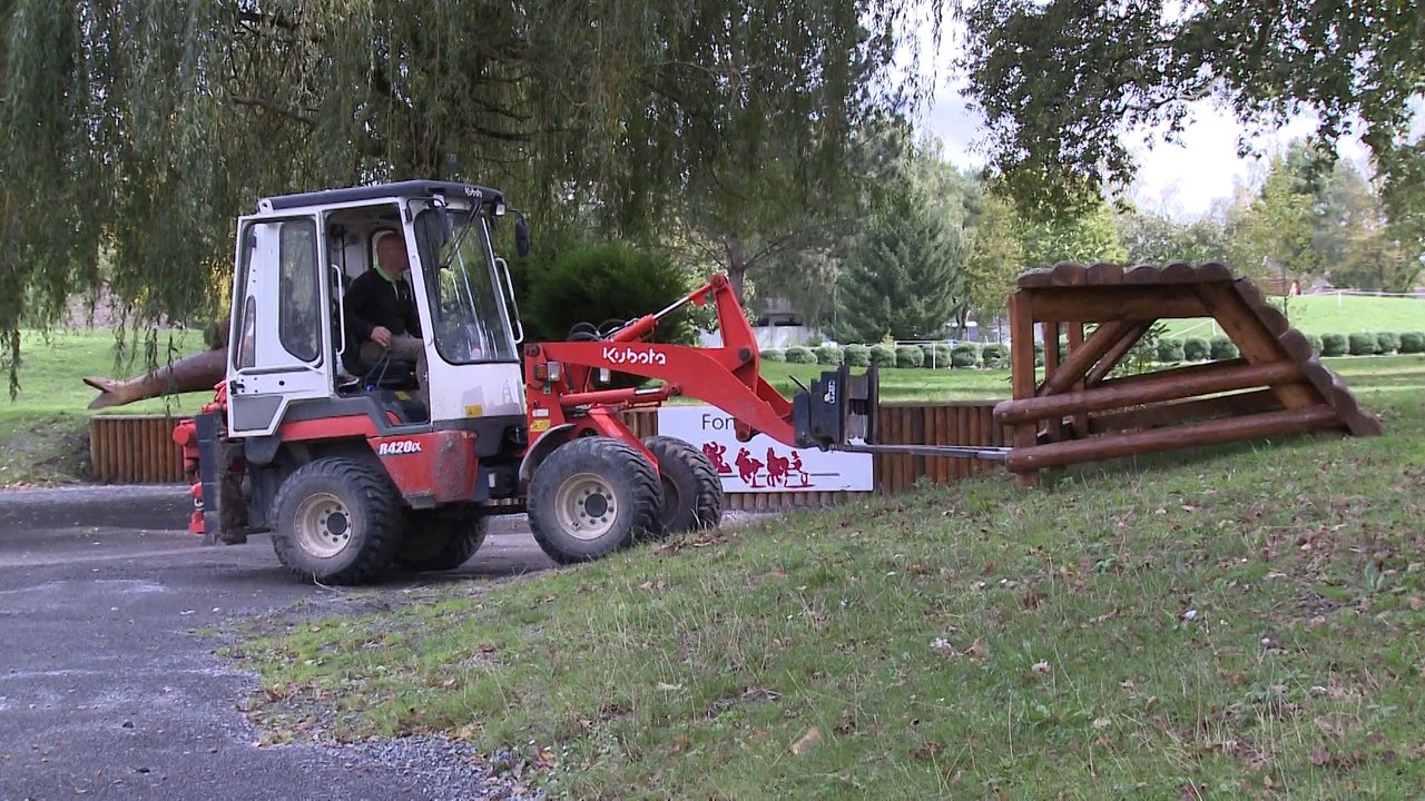 1/3 Concours complet international : le montage des obstacles