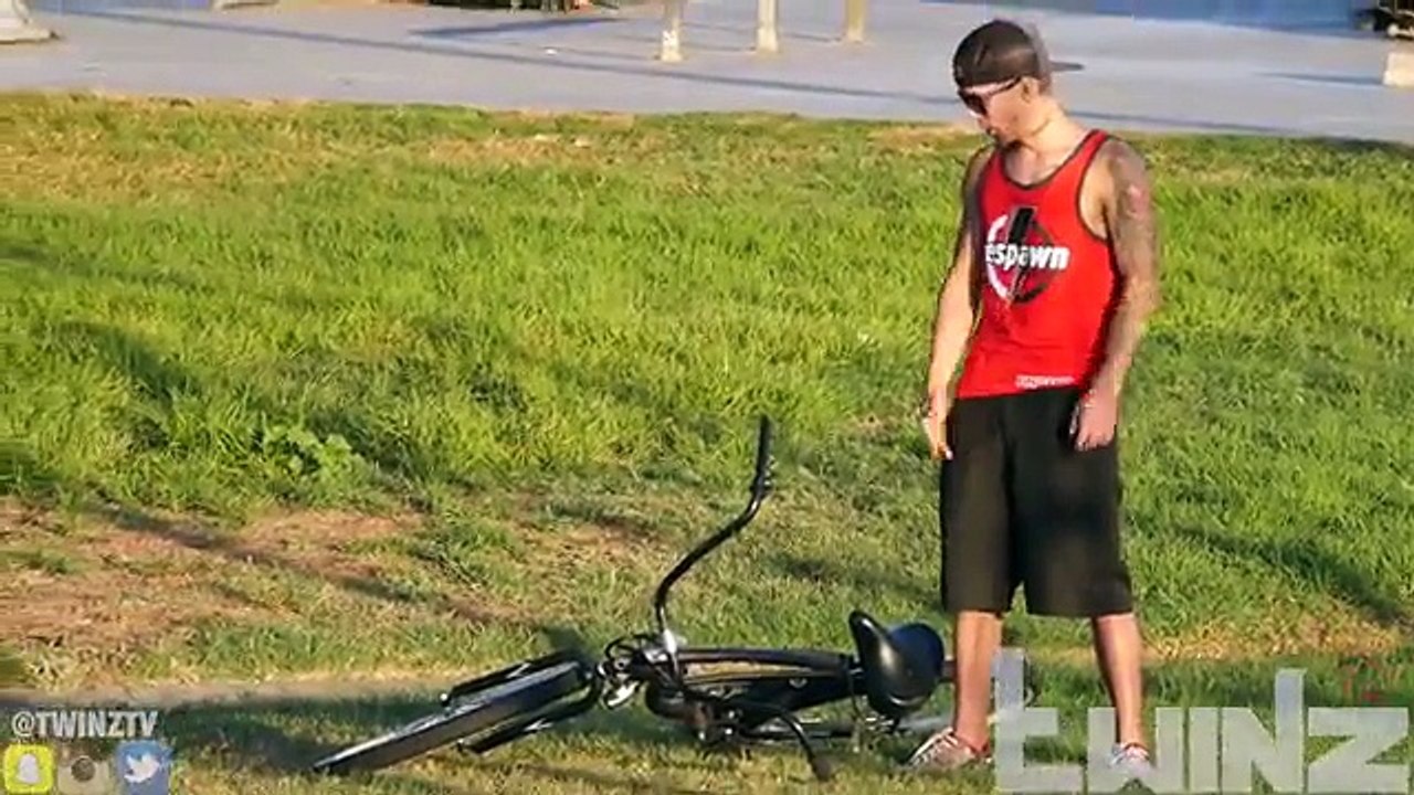 Roubam uma bicicleta e sofrem Karma instantâneo!!!