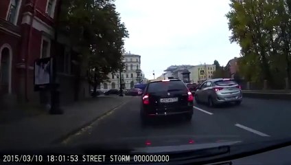 Sürücü tartıştığı yayayı kanala attı