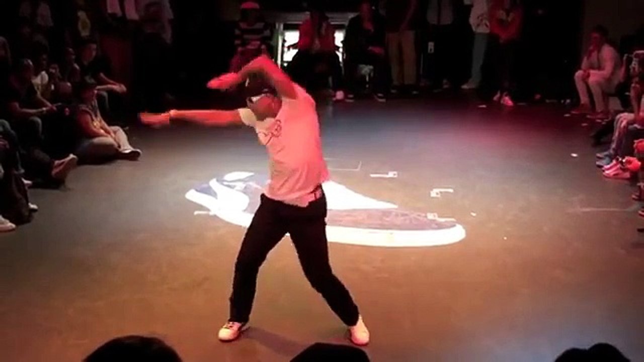 The coolest ARAB DANCER! AUDIENCE shocked!