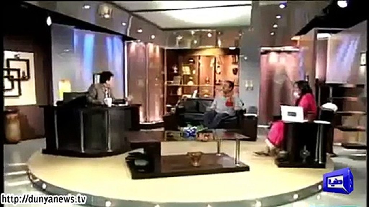 Azizi takes on rickshaw drivers in one of Hasb-e-haal's gig.