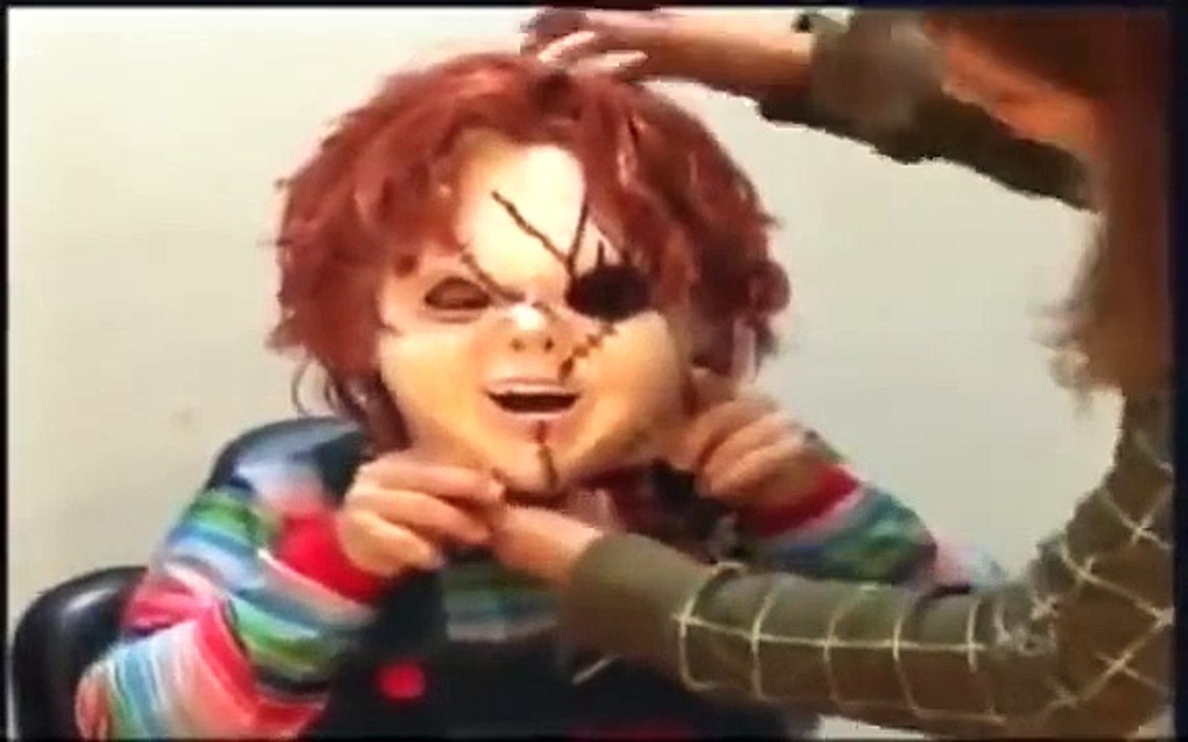 Katil Bebek Chucky Otobüs Durağı Kamera Şakası izle - Dailymotion Video