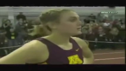 Se tropezó y cayó Dolorosamente . Lo que hizo enseguida sacudió a toda la multitud, y estás