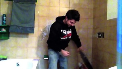 MOSTRO NEL CESSO SCHERZO