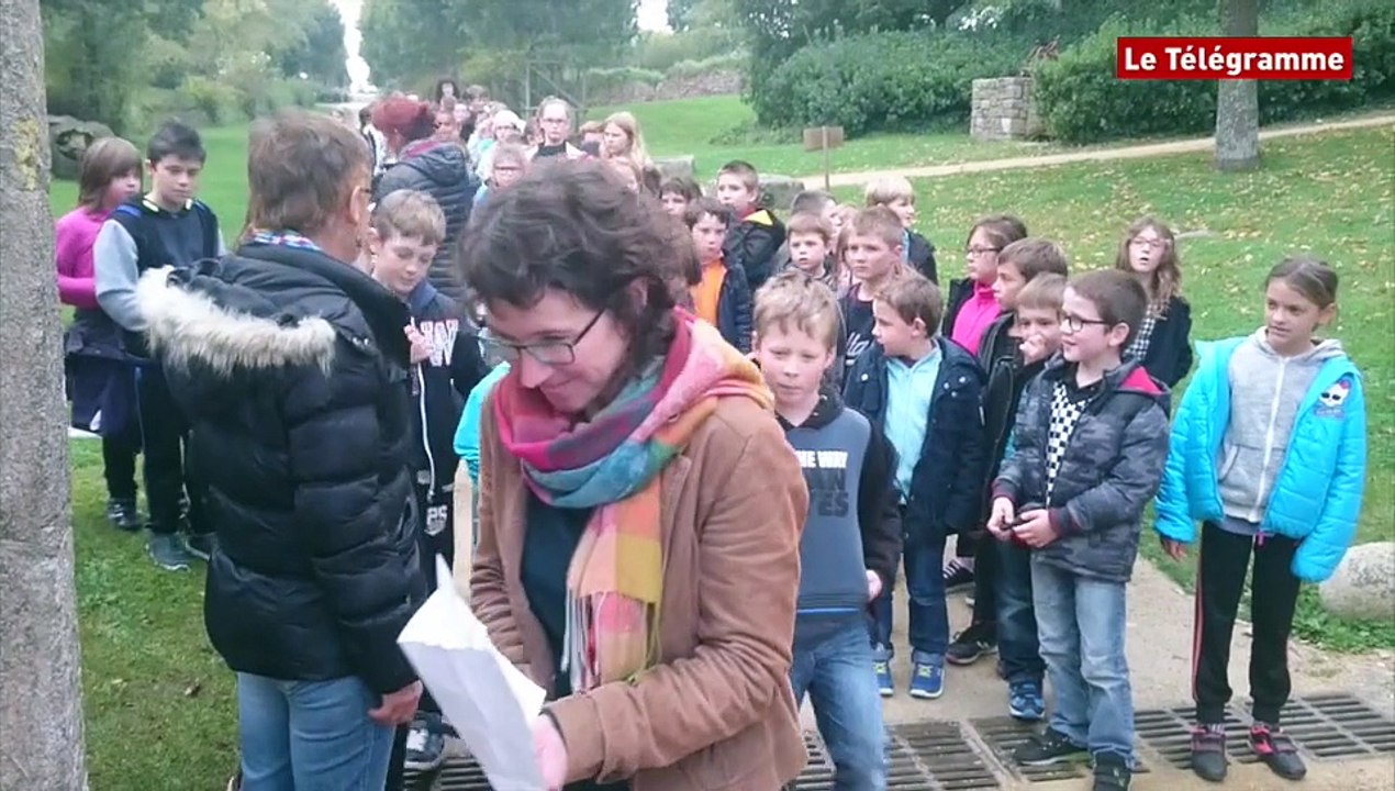 La Roche-Jagu (22) Valérie Trierweiler devant 73 écoliers
