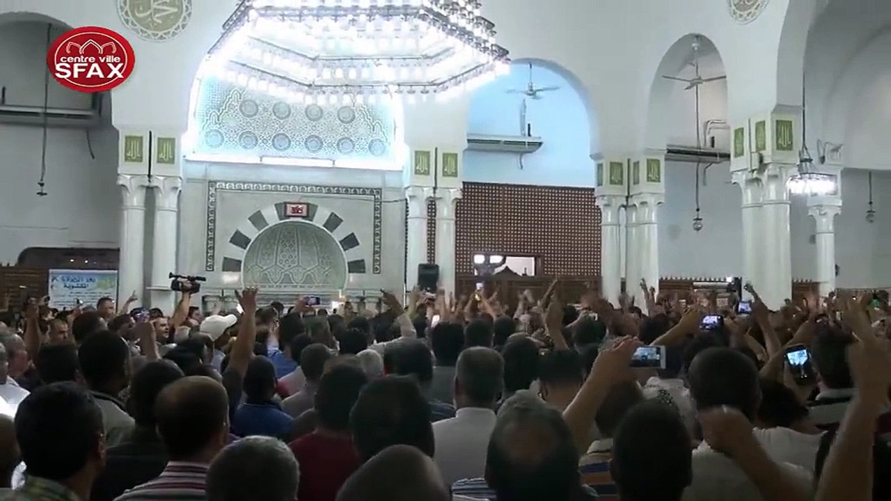 صفاقس - جامع سيدي اللخمي : المصلون يمنعون الإمام المعين من صعود المنبر