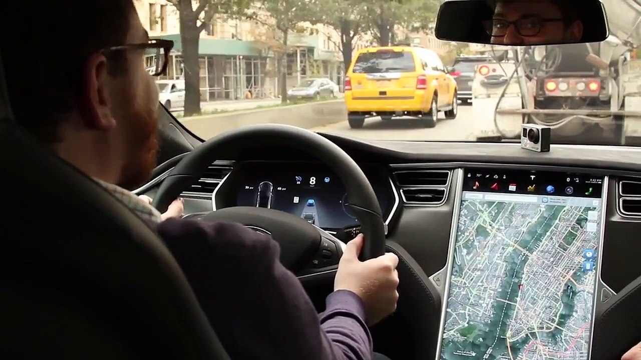 Démonstration du système de pilotage automatique des voitures Tesla