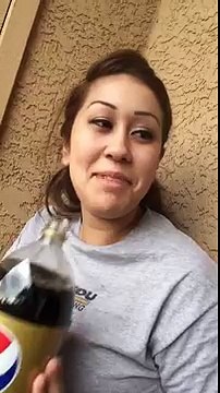 La réaction d'une fille qui boit du Pepsi pour la première fois