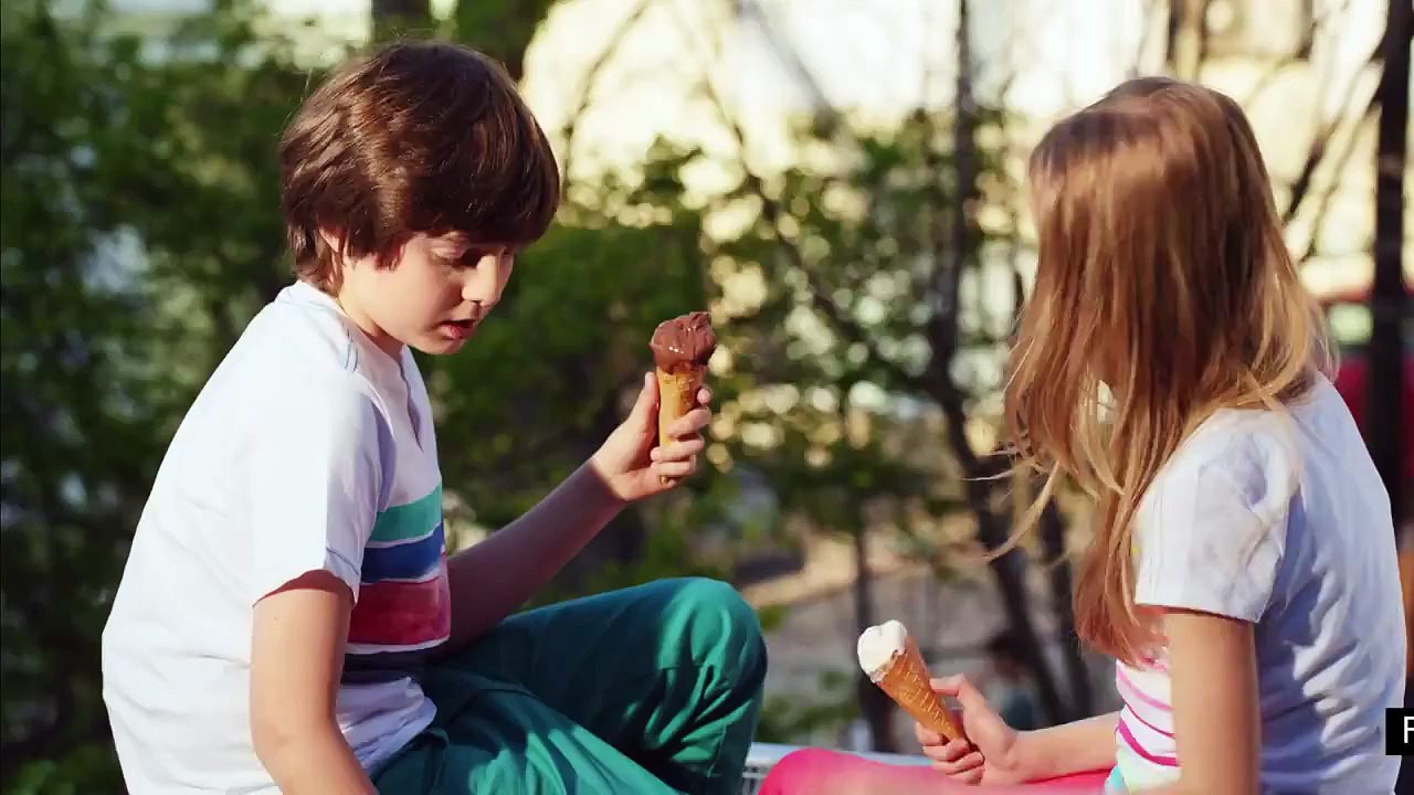 Defacto Renk ve Şekil Değiştiren Tişört Reklamı