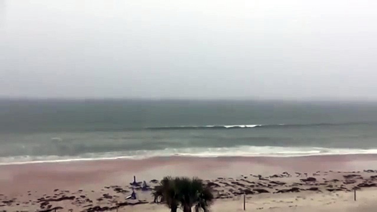 Молния ударила в море. Невероятное зрелище!