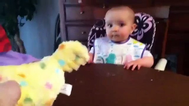 РЕБЁНКУ ПОКАЗАЛИ ОТКУДА БЕРУТСЯ КУРИНЫЕ ЯЙЦА))