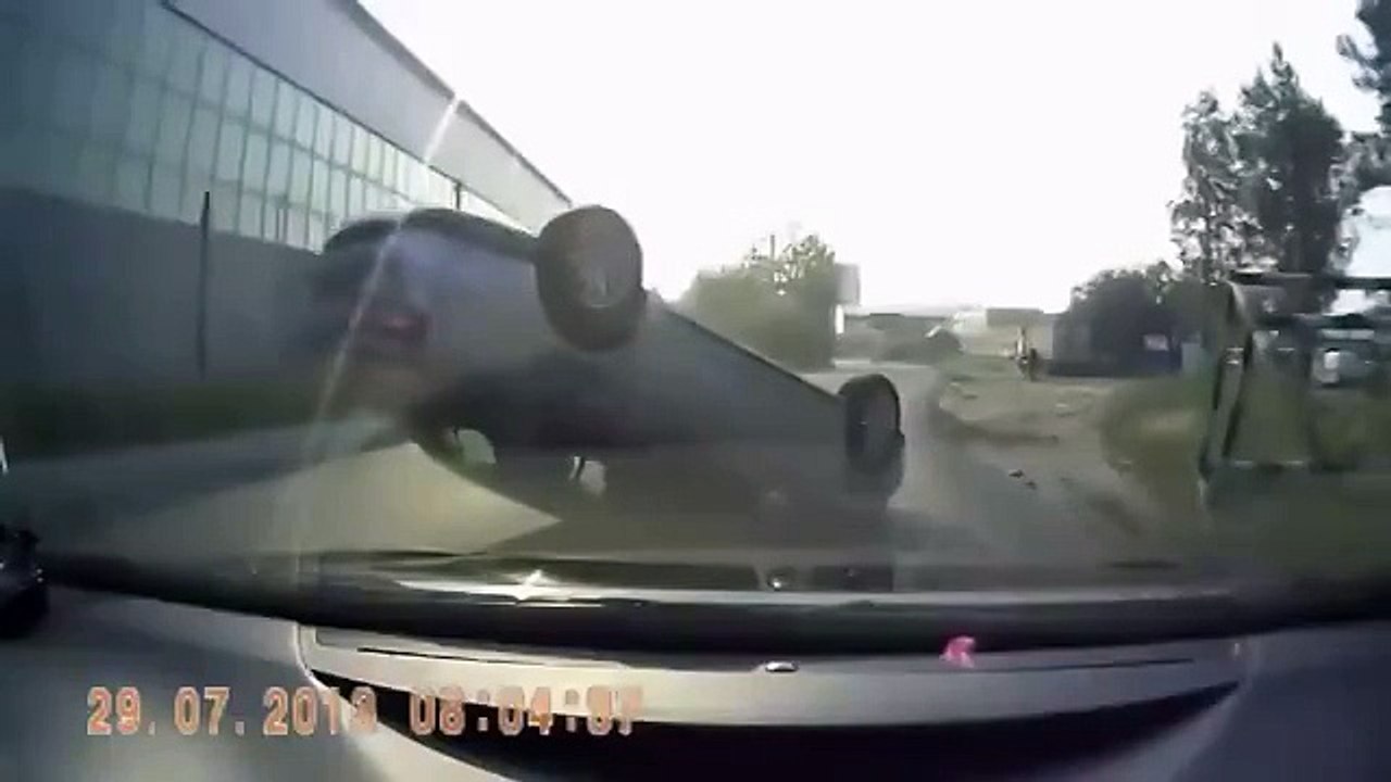 Странная авария на ровном месте!