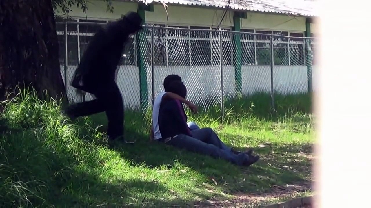 Persiguiendo Personas | Bromas pesadas en la calle | Videos de risa | Prankedy