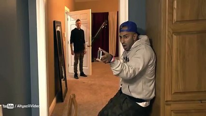 KANKANIN SEVGİLİSİNİN DUŞ ALIRKEN FOTOĞRAFINI ÇEKME ŞAKASI (ALTYAZILI)