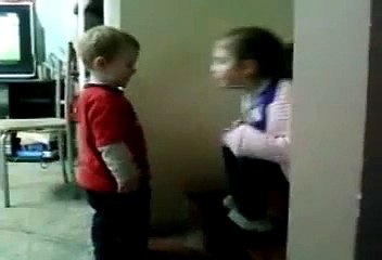 video divertido niños graciosos La Pelea