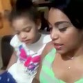 Vídeo divertido. Una madre enseña a su hija inglés