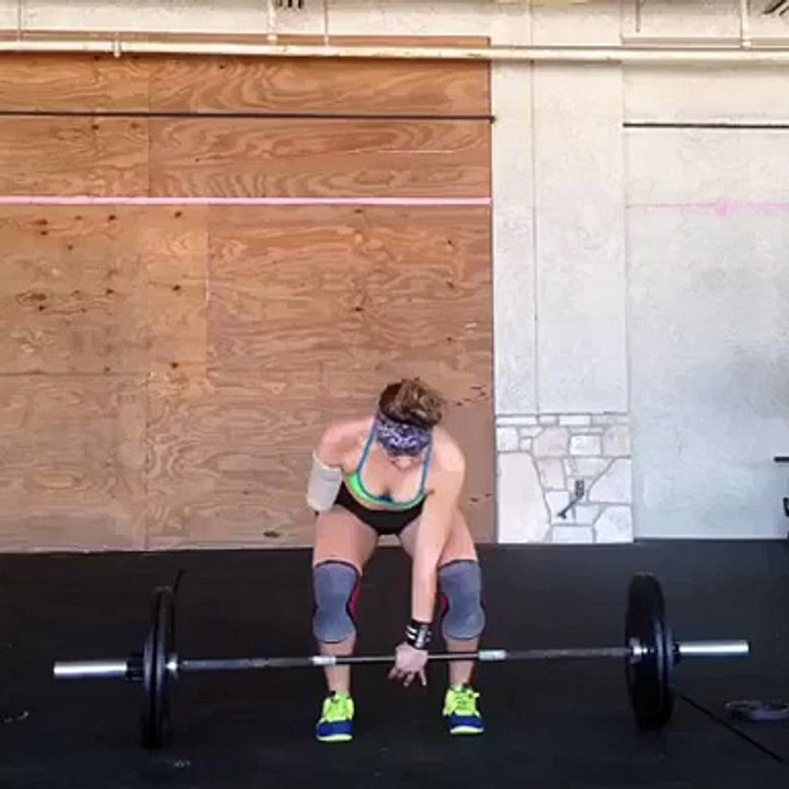 Tek koluyla halter kaldıran engelli kız - Funny Video - video Droles