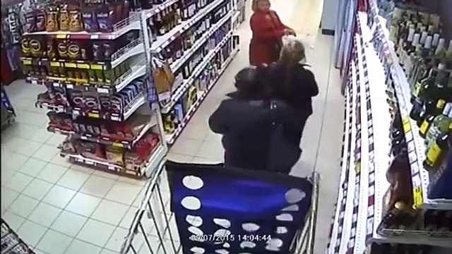 Girls in panties hid bottles of alcohol - Theft in supermarket