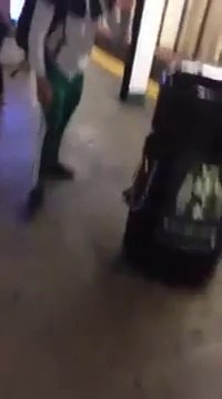 Tour de magie d'un aveugle dan le métro et réaction énorme