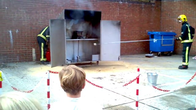 Ne jamais éteindre un feu de friteuse avec de l'eau...