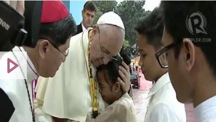 Bé gái bật khóc trước mặt Giáo hoàng và 6 triệu người