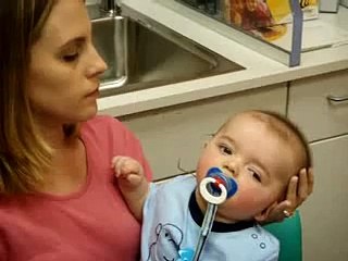 Sourd à la naissance, ce bébé entend sa mère pour la première fois