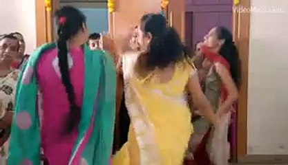 Funny Aunty Bahut Excitement Mein Aa Gayi - Very Funny Dancing