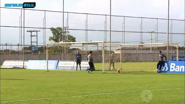 Habilidade não tem idade, Felipão mostra aos jogadores como se deve efetuar uma cobrança de falta.
