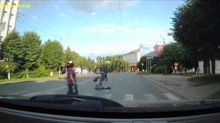 Мотоциклист сбил девушку на переходе и сбежал