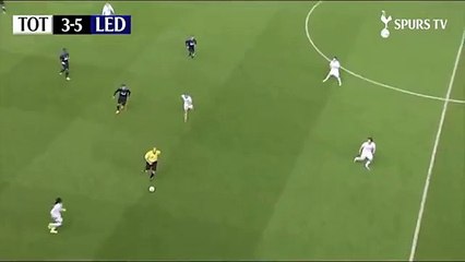 Papéis invertidos? Juiz toma a bola, mostra habilidade e sofre falta!