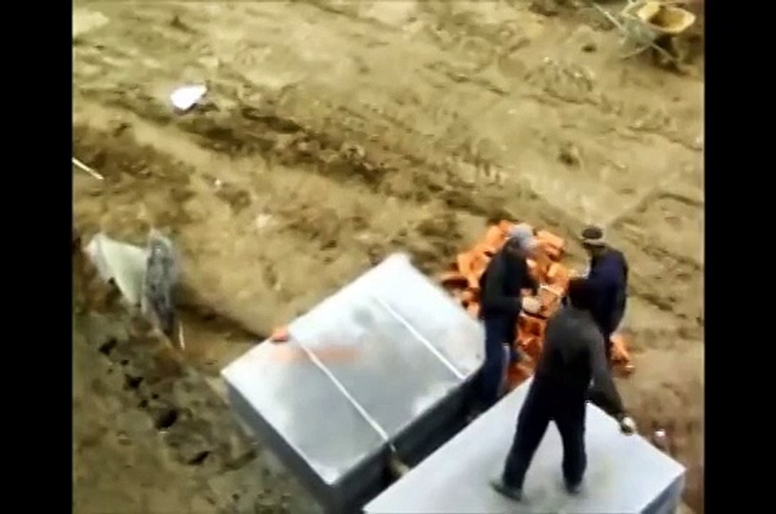 Таджики таскают кирпичи