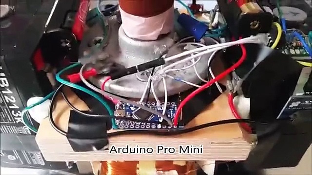 Un geek conçoit un marteau de Thor qu'aucun passant ne parviendra à soulever. Ingénieux !