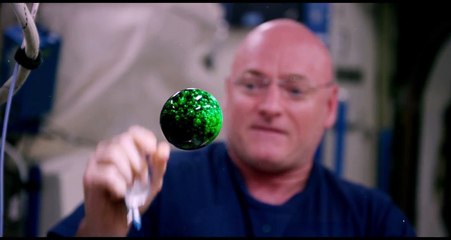 Thí nghiệm nhỏ của Nasa với khối cầu nước đa sắc bay lơ lửng giữa không trung.