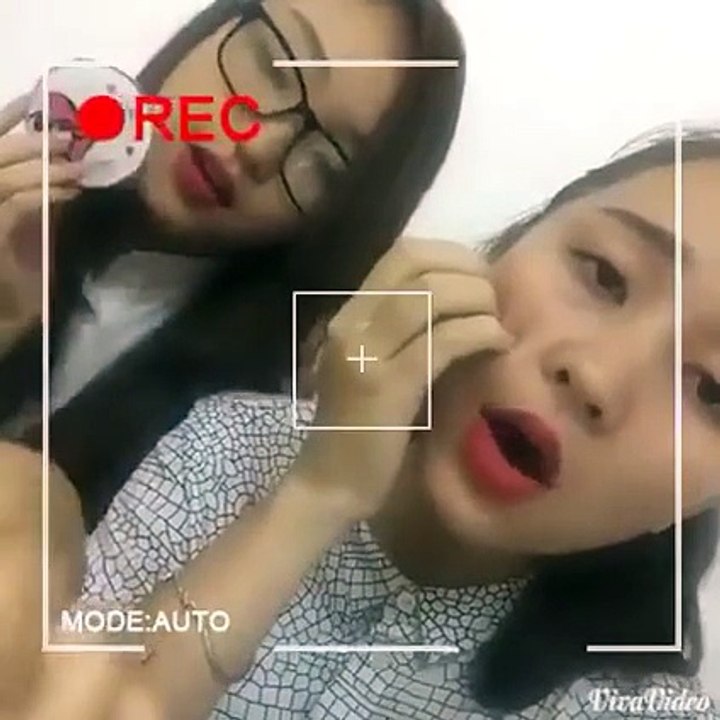 Gái xinh hát nhạc chế để bán son