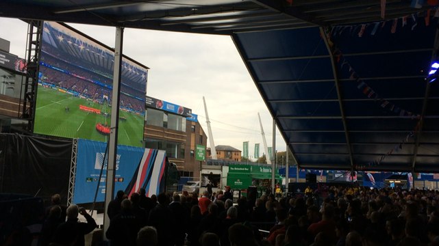 L'hymne gallois à la Fan Zone de Cardiff
