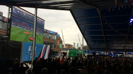 L'hymne gallois à la Fan Zone de Cardiff
